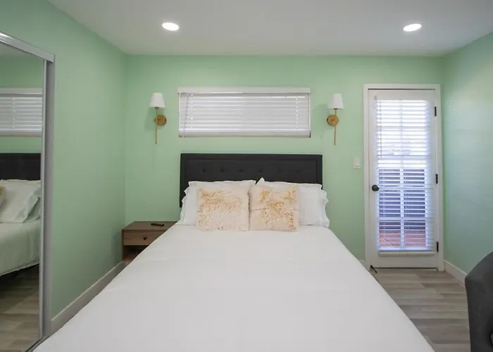 Stylish Lemon 2br And 3ba Townhouse *