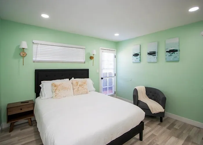 Stylish Lemon 2br And 3ba Townhouse *