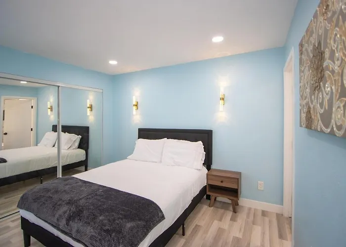 Stylish Lemon 2br And 3ba Townhouse *