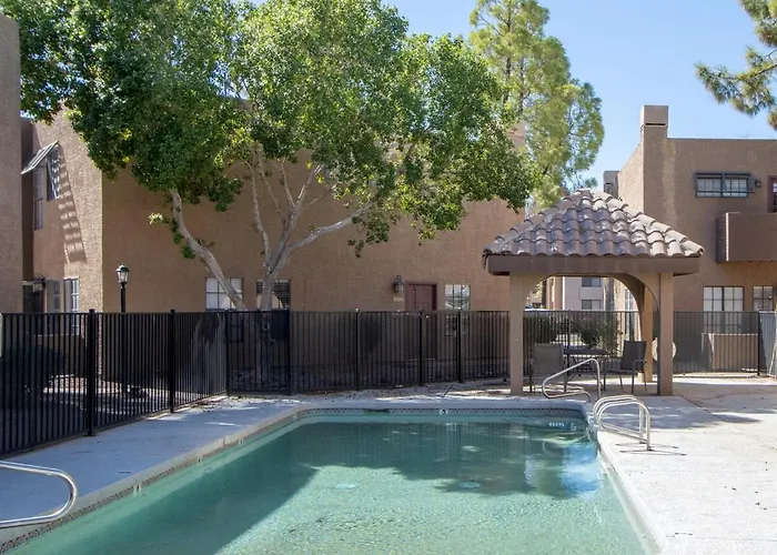 Stylish Lemon 2br And 3ba Townhouse